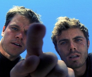 Współpracę z Gusem van Santem Affleck kontynuował występem w autorskim projekcie "Gerry" (2003), którego  - obok partnerującego mu na ekranie Matta Damona - był również współscenarzystą.

Była to opowieść o dwójce przyjaciół , którzy w trakcie podróży przez bezkresną pustynię zeszli ze szlaku i zagubili się. Wraz z upływem czasu ich siły i szanse na przeżycie maleją, a przyjaźń zostaje wystawiona na ostateczną próbę.  
 