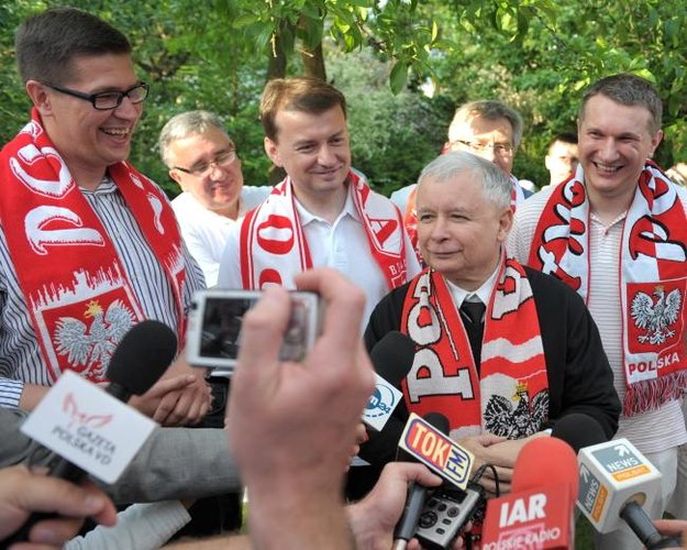 Jak kibicuje Kaczyński? Współpracownicy prezesa w bardzo naturalny sposób śmieją się z jego śmiesznych żartów /. /PAP