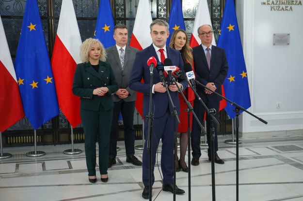 Współprzewodniczący Nowej Lewicy, wicemarszałek Sejmu Włodzimierz Czarzasty (P), wicepremier, minister cyfryzacji Krzysztof Gawkowski (C), minister rodziny, pracy i polityki społecznej Agnieszka Dziemianowicz-Bąk (2P), minister nauki Dariusz Wieczorek (2L) oraz minister ds. równości Katarzyna Kotula (L) podczas międzyresortowej konferencji prasowej Lewicy w Sejmie w Warszawie