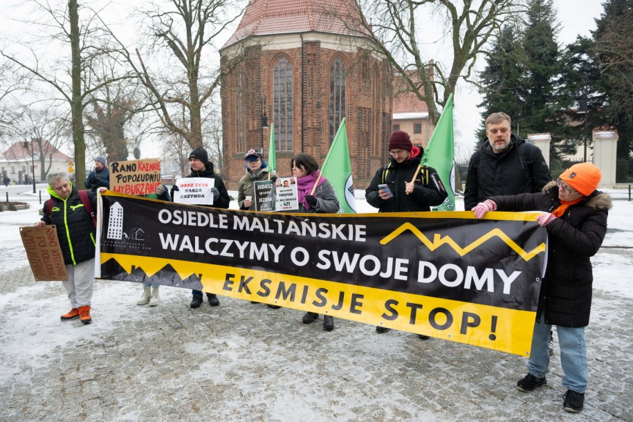 Współprzewodniczący Partii Razem, poseł Adrian Zandberg (2P) podczas protestu przeciwko sprzedaży Osiedla Maltańskiego /Jakub Kaczmarczyk /PAP
