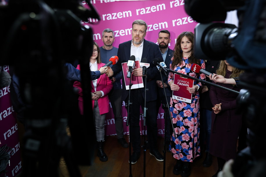 Współprzewodniczący partii Razem poseł Adrian Zandberg (C), rzeczniczka partii Dorota Olko (P), poseł ugrupowania: Maciej Konieczny (2L) oraz członek Rady Krajowej Razem Bartosz Grucela (2P) podczas konferencji prasowej po posiedzeniu Rady Krajowej partii Razem