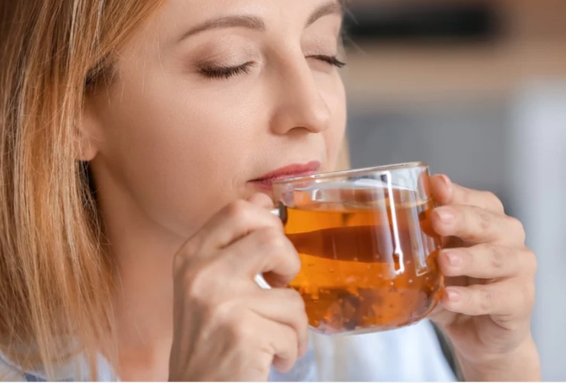Wspomaga wątrobę i odchudzanie. Jak działa i na co pomaga herbata z karczocha?