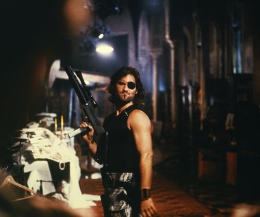 Wspomniany "Elvis" może nie przyniósł ogromnej sławy Russellowi, ale z pewnością uczynił go rozpoznawalnym. Na planie tego filmu młody aktor spotkał również niezwykle znaczącego w jego dalszej karierze reżysera, Johna Carpentera. To właśnie ten twórca uczynił go gwiazdą kilku kolejnych swoich dzieł, które w niedługim czasie zyskały status kultowych. Ich drugim wspólnym filmem była "Ucieczka z Nowego Jorku" (1981), w której aktor wcielił się w rolę Snake'a Plisskena, byłego komandosa i odsiadującego wyrok skazańca, który ma za zadanie uwolnić z rąk kryminalistów prezydenta USA. Pełen akcji obraz, rozgrywający się w futurystycznej rzeczywistości, osiągnął niebywały sukces i piętnaście lat później doczekał się sequela, "Ucieczki z Los Angeles".