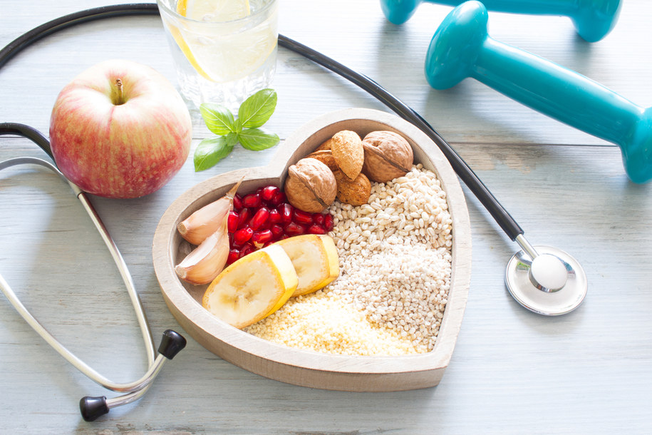 Wśród 12 sposobów na zdrowie jest odpowiednie odżywianie /Shutterstock