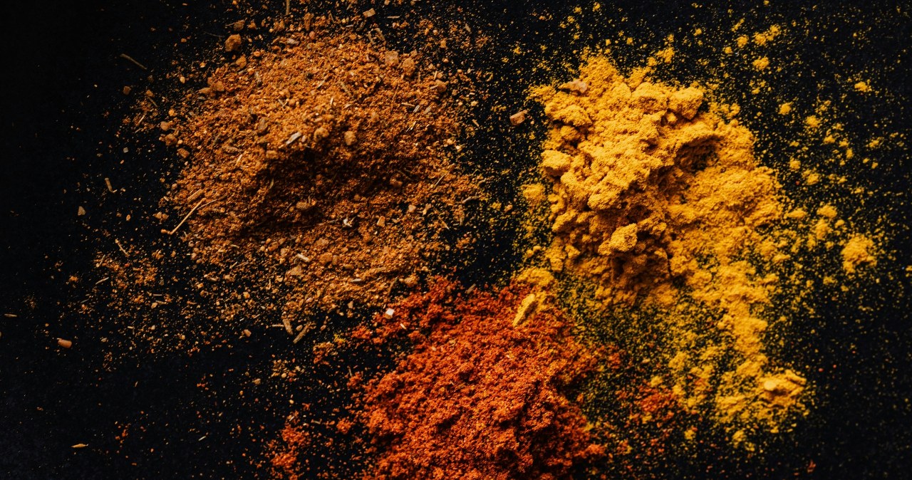Wśród 5 najlepszych przypraw przy odchudzaniu znalazły się kurkuma czy papryczka chili /Karolina Grabowska /pexels.com