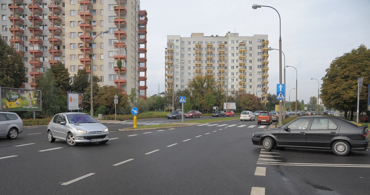 Wśród kierowców panuje błędne przekonanie, że kierowca zawracający traci pierwszeństwo, co nie jest prawdą. /Motor