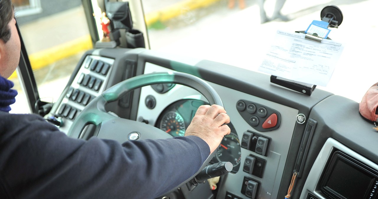 Wśród kierowców samochodów ciężarowych i autobusów najniżej opłacani byli pracownicy najmłodsi i najstarsi /123RF/PICSEL
