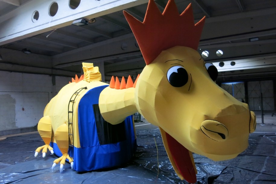 Wśród maszerujących dostrzeżecie również Smoka z żółto-niebieskiej rodziny RMF FM! /RMF FM