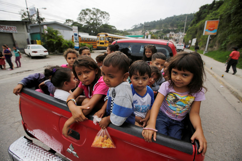 Wśród migrantów jest wiele dzieci /REUTERS/ Jorge Cabrera /Agencja FORUM
