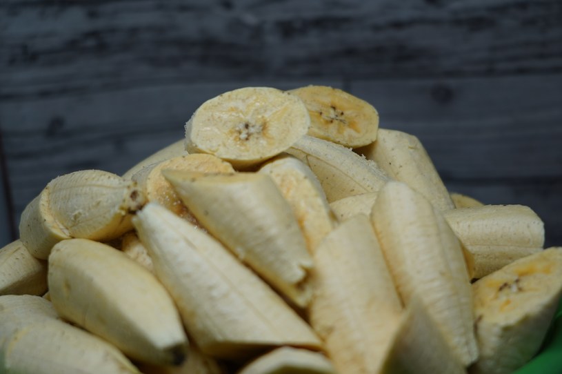 Wśród owoców wskazanych w diecie psychobiotycznej znalazły się m.in. banany /123RF/PICSEL