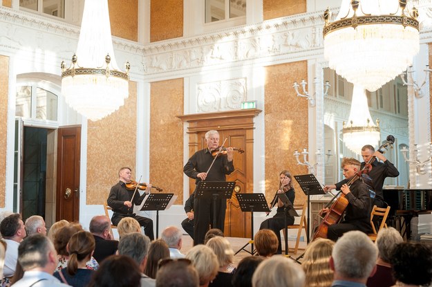 Wśród pedagogów od lat przyjeżdżających do Łańcuta jest m.in. wybitny skrzypek Konstanty Andrzej Kulka (na zdj. drugi od lewej) /Fotos s.c. Łyko /