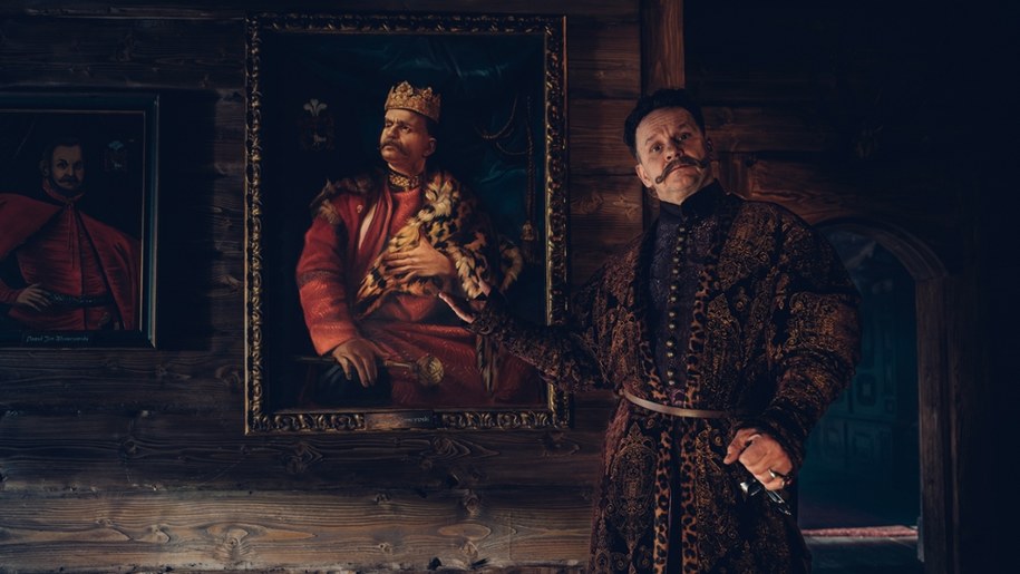 Wśród seriali walczących o festiwalowe nagrody jest "1670" (na zdj. Bartłomiej Topa jako Jan Paweł Adamczewski) /Robert Pałka / Netflix /Materiały prasowe