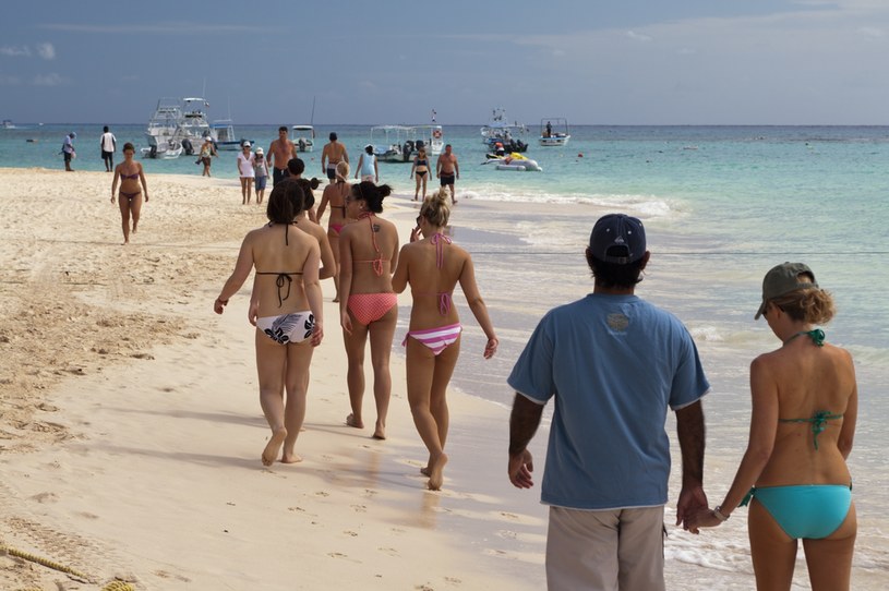 Wśród turystów wypoczywających w Meksyku jedną z liczniejszych grup stanowią Polacy. Na zdjęciu: turyści na plaży w Playa del Carmen /Getty Images