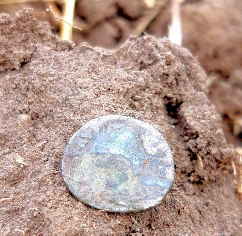 Wśród znalezionych artefaktów była moneta z czasów rzymskich  / foto: www.zwiadowcahistorii.pl /domena publiczna