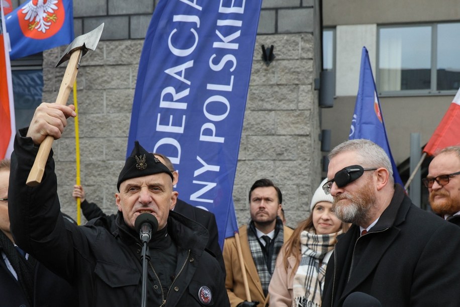 Wśród zwolenników Brauna przed sądem pojawił się Wojciech Olszański /Paweł Supernak /PAP