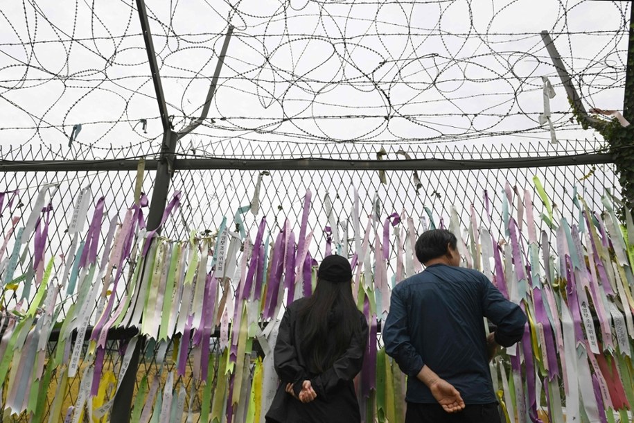 Wstążki z życzeniami pokoju i zjednoczenia Półwyspu Koreańskiego, rozwieszone na ogrodzeniu wojskowym w parku pokoju Imjingak w pobliżu Strefy Zdemilitaryzowanej (DMZ) dzielącej dwie Koree w mieście Paju, 14 października 2024 r. /JUNG YEON-JE/AFP/East News /East News