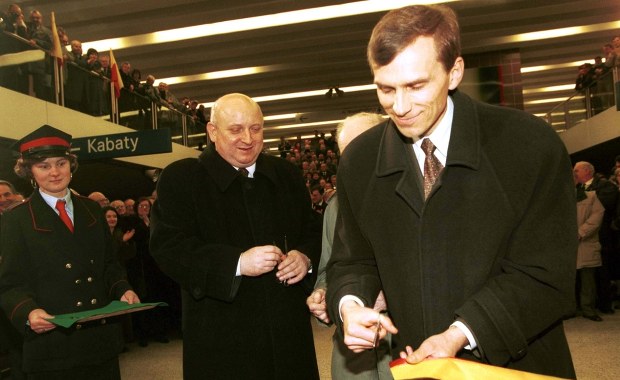 Wstęga przecięta, pociągi ruszyły. Mija 30 lat od uruchomienia warszawskiego metra