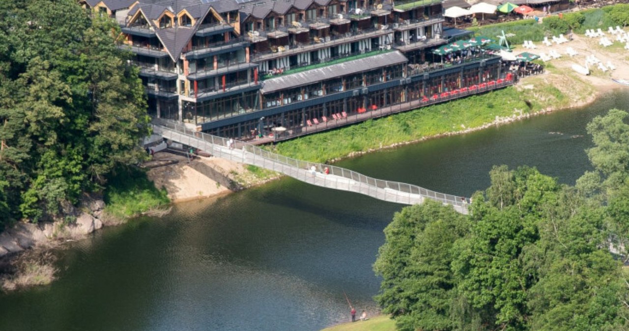 Wstęgowa kładka nad jeziorem Bystrzyckim /Wojciech Strozyk/REPORTER /East News