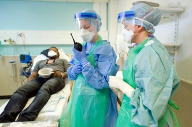 Wstępne badania: Pracownik szpitala z Dallas zaraził się ebolą