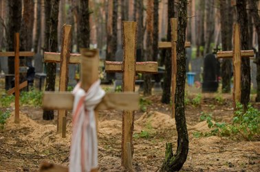 Wstrząsające zdjęcie z Iziuma: Groby 6-letniej Ołesi i jej rodziców 