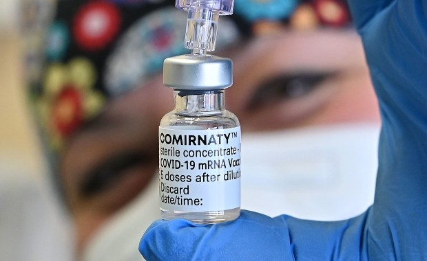 Wstrzymane zapisy na szczepienia dla osób 40+. Rząd mówi o "usterce"