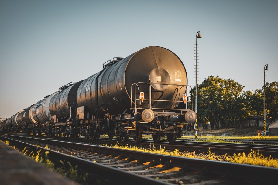 Ruch pociągów wstrzymany. Wykoleiła się cysterna z amoniakiem