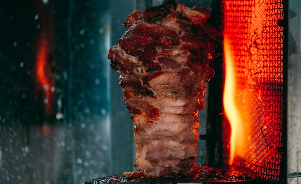 Wszedł do baru i zaczął straszyć bronią. Zażądał kebaba