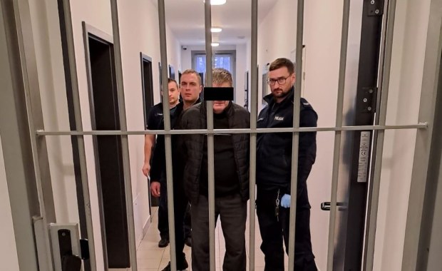 Wszedł do budynku z kanistrem paliwa i zapałkami. Jest w rękach policji