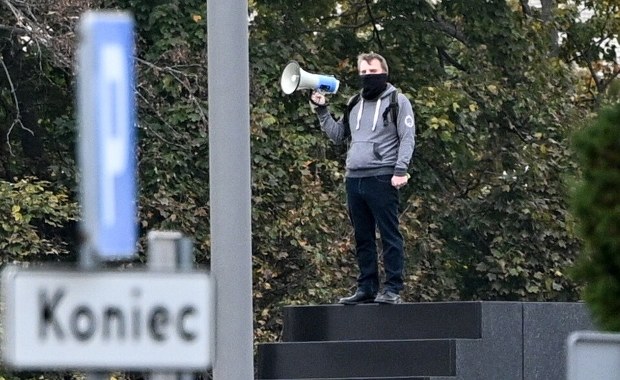 Wszedł na pomnik, groził wysadzeniem. Ma dozór policyjny 