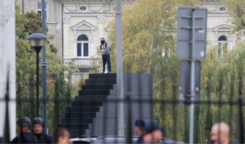 Wszedł na pomnik smoleński. Prokuratura zabrała głos