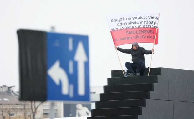 Wszedł na pomnik smoleński. Trafił na obserwację psychiatryczną