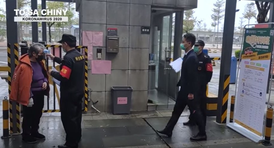 Wszędzie jest sprawdzana temperatura /Kadr z filmu Wykryto u nas koronowirusa /