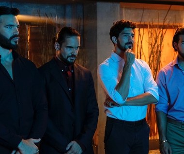 Wszelkie podobieństwo do prawdziwych postaci i zdarzeń w „Dziewczynach z Dubaju®” nie jest przypadkowe, nie dziwi więc fakt, że w obsadzie pojawiły się międzynarodowe gwiazdy. Twórcom zależało, by jak najwierniej oddać realia tzw. „afery dubajskiej”, w którą – obok polskich celebrytek i modelek –  zamieszani byli również gangsterzy powiązani z wyższymi sferami krajów Bliskiego Wschodu. W bezwzględnych mężczyzn o arabskich korzeniach wcielili się Giulio Berruti, Andrea Preti, Iacopo Ricciotti i Luca Molinari. 