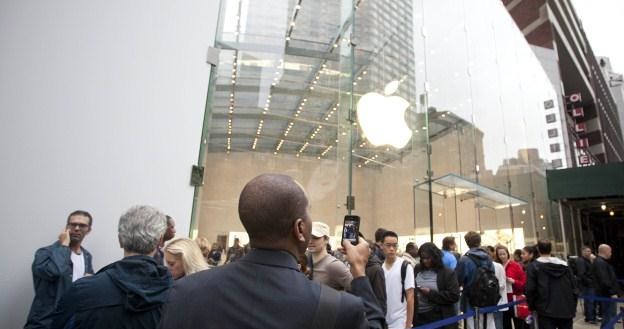 Wszyscy czekali na iPhone 5, a otrzymali podrasowaną "czwórkę" /AFP