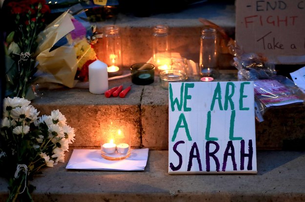 „Wszyscy jesteśmy Sarah” – taki napis pojawił się na jednym z transparentów ustawionych niedaleko miejsca zaginięcia zamordowanej 33-latki /Danny Lawson  /PAP/EPA