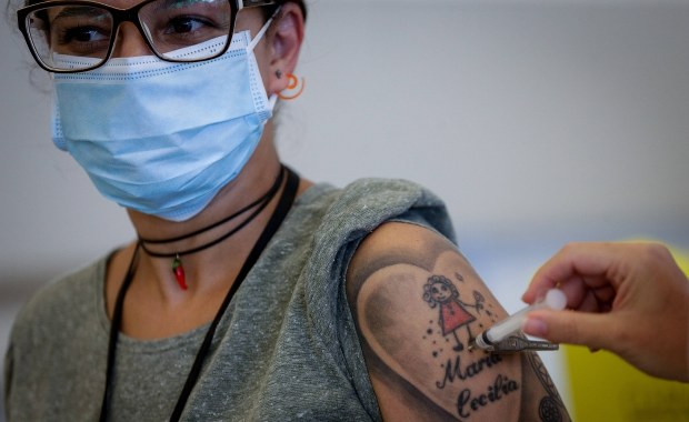 Wszyscy nauczyciele zostaną zaszczepieni przeciw Covid-19 szybciej. Większość: preparatem AstraZeneki