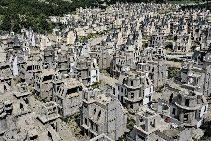 Wszystkie domy zostały zaprojektowane według jednego wzoru /Chris McGrath /Getty Images