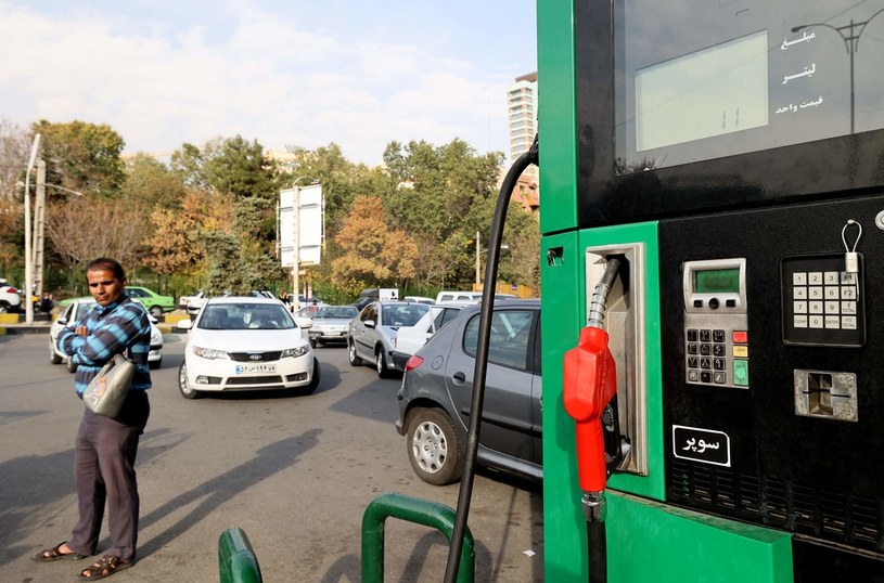Wszystkie irańskie stacje benzynowe przestały działać. Nz. nieczynna stacja w Teheranie /AFP