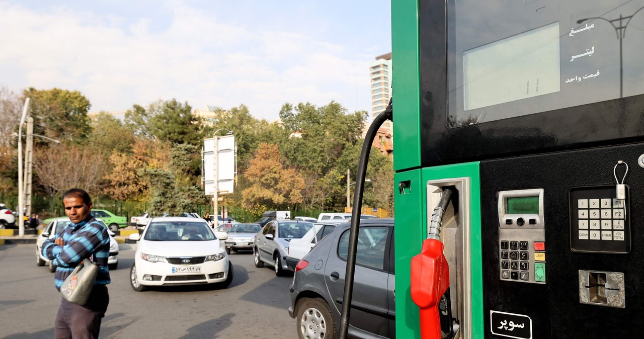 Wszystkie irańskie stacje benzynowe przestały działać. Nz. nieczynna stacja w Teheranie /AFP