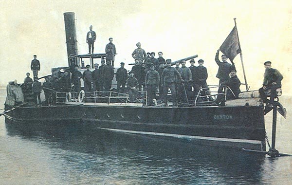 Wszystkie jednostki rzeczne biorące udział w walce były improwizowane. Na zdjęciu bolszewicki statek uzbrojony "Sachton" walczący na Dwinie /archiwum S. Zagórskiego /materiały prasowe