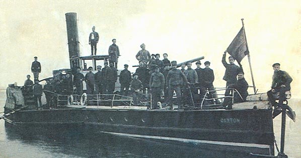 Wszystkie jednostki rzeczne biorące udział w walce były improwizowane. Na zdjęciu bolszewicki statek uzbrojony "Sachton" walczący na Dwinie /archiwum S. Zagórskiego /materiały prasowe
