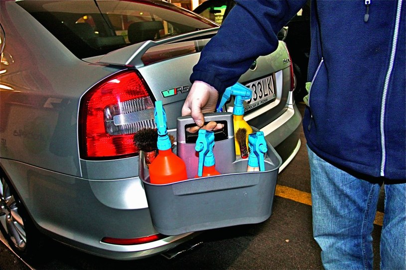Wszystkie preparaty wykorzystywane do czyszczenia samochodu bez użycia wody mieszczą się w małym wiaderku. /Motor