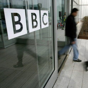 Wszystkie rządy postrzegają BBC jako swego krytyka i wroga /AFP