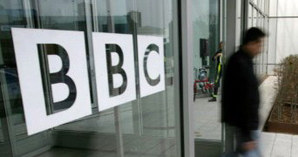Wszystkie rządy postrzegają BBC jako swego krytyka i wroga /AFP
