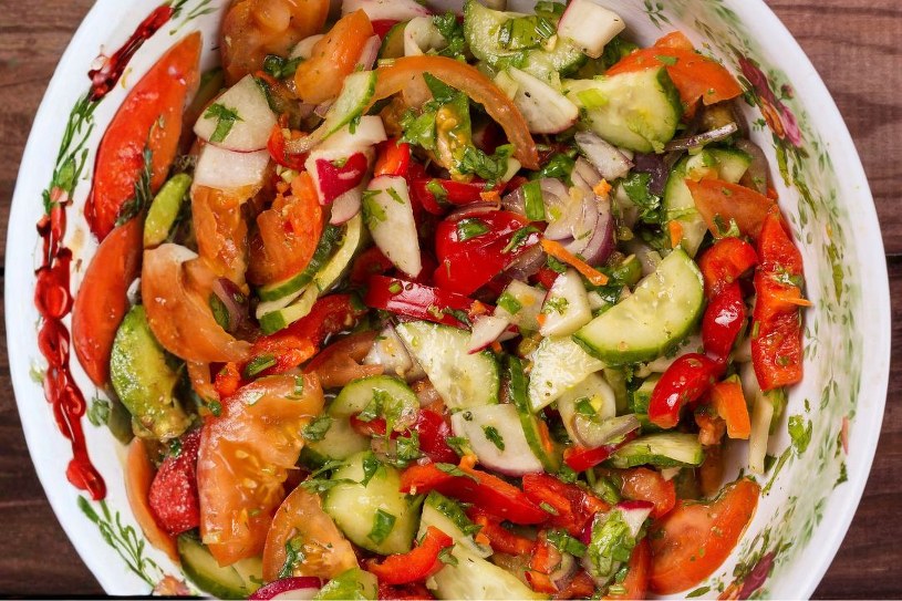 Wszystkie składniki posiekaj razem na desce. Ten sposób na sałatkę to kulinarny przełom