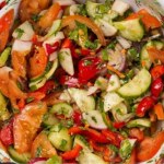 Wszystkie składniki posiekaj razem na desce. Ten sposób na sałatkę to kulinarny przełom