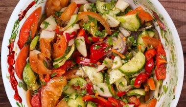 Wszystkie składniki posiekaj razem na desce. Ten sposób na sałatkę to kulinarny przełom