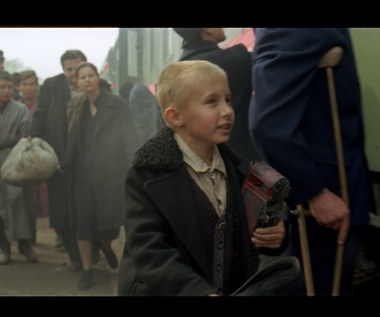 "Wszystko co najważniejsze" to historia miłości Oli i Aleksandra Watów. Wat, słynny polski poeta-futurysta, w latach trzydziestych należał do bohemy artystycznej sympatyzującej z komunizmem. Jego żona Ola, jedna z najpiękniejszych dam przedwojennej Warszawy, była ozdobą salonów literackich. 