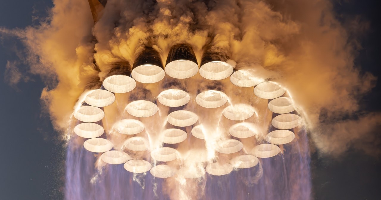 Wszytstkie 33 silniki Raptor z boostera Super Heavy robią wrażenie /SpaceX /materiały prasowe