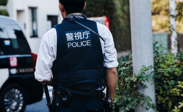 Wtargnął do chińskiej ambasady i groził personelowi